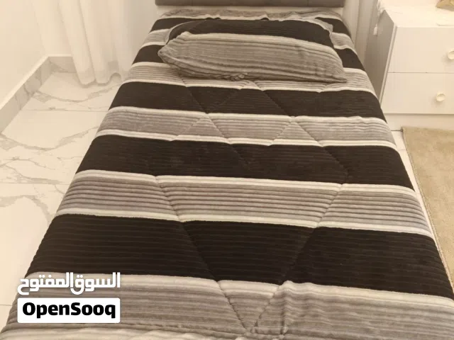تخت مفرد بحالة ممتازه تفصيل مع الفرشه وفرشه مفرد او نص
