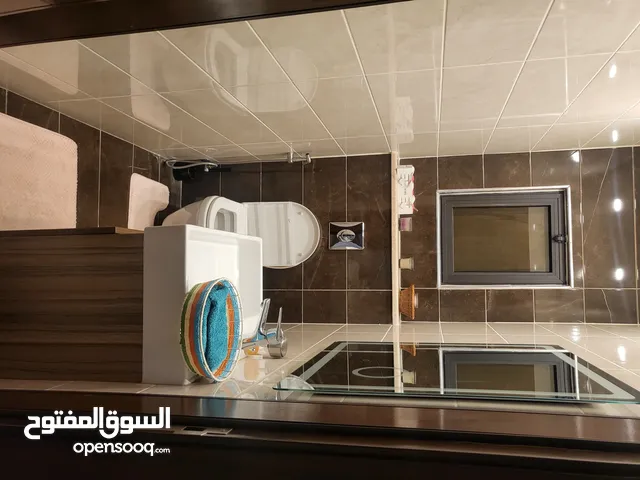 شقة مميزة للبيع على طريق المطار بموقع متميز بسعر مغري من المالك مباشرة