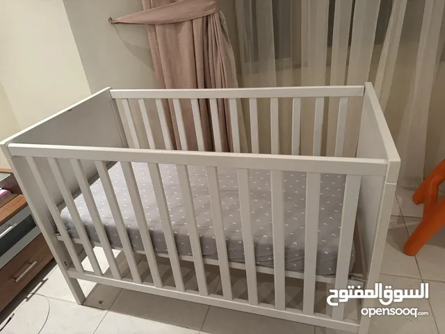 سرير بيبي أبيض من ايكيا مستعمل ممتازة مع فرشة نظيفة جدا