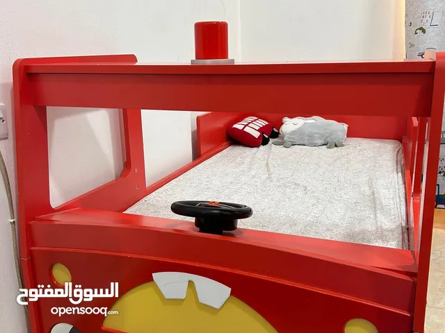 سرير اطفال شكل سيارة اطفاء