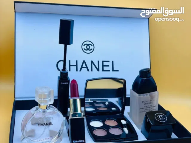 مكياج ومستحضرات تجميل وعطور ماركات وبراندات اصلية للبيع جملة ، شاملة البوكس الاصلي والملحقات .