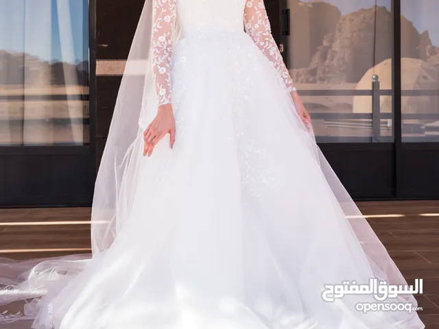 Elegant 2024 Model Wedding Dress with Long Veil in Excellent Condition