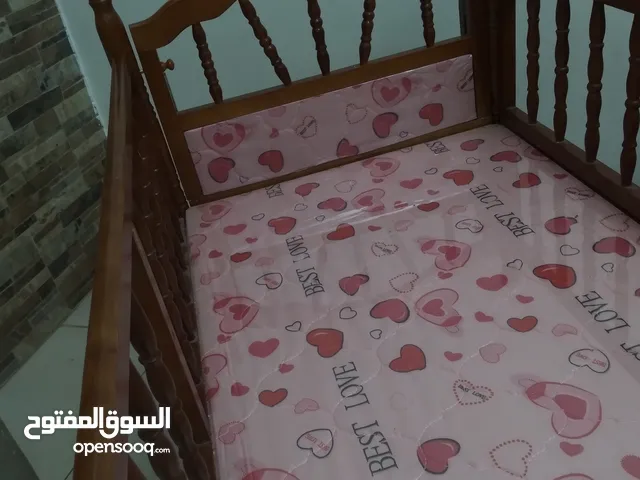سرير اطفال مستعمل بحاله الوكاله للبيع