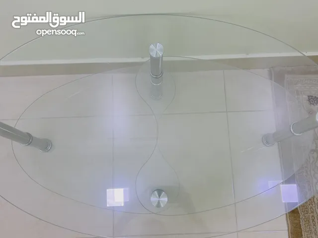 طاولة متوسطة الحجم