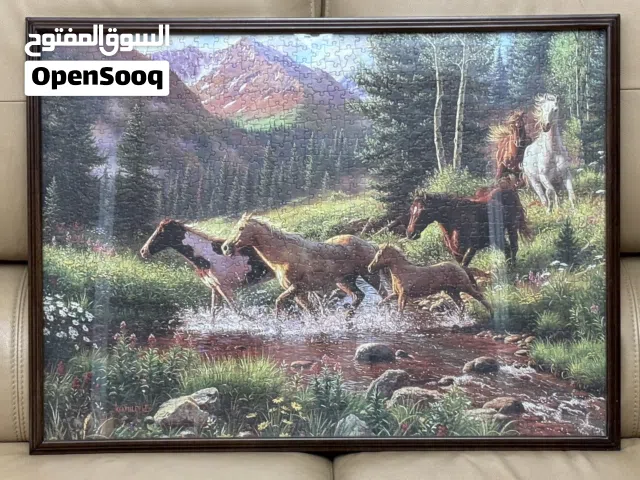 لوحة بازل مركبة وعليها فريم خشبي ثقيل و زجاج سيكوريت
