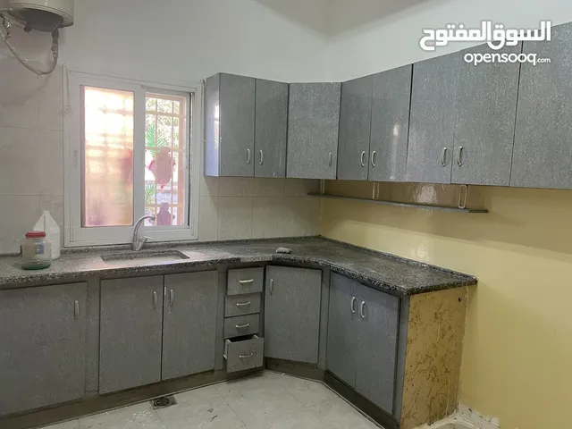 شقه فارغة للايجار في الشرفه قرب صيدلية الشرفة  لعائله صغيره فقط