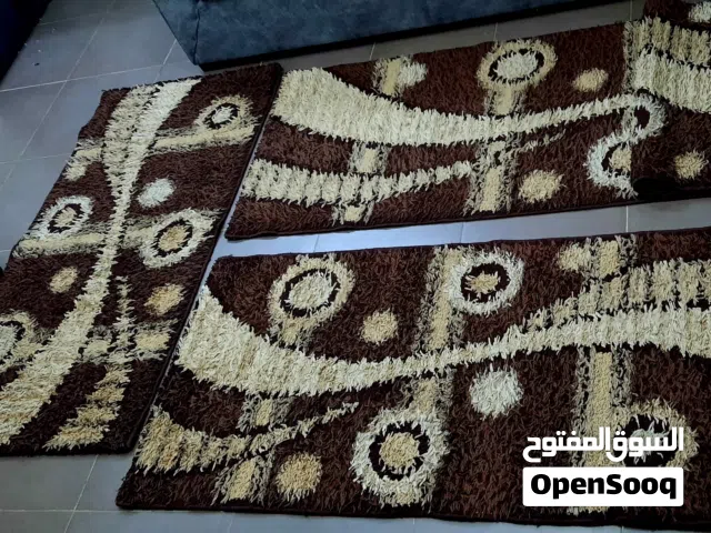 للبيع طقم سجاد راقي وبر ممرات 3 قطع مستعمل بحالة جيدة سهل التنظيف بني غامق وذهبي وبيج لا حرق ولا بقع