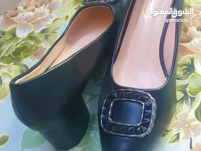 حذاء كعب اسود جديد
