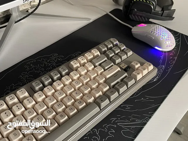 للبيع باقة متكاملة: ماوس Devo Wire، كيبورد، سماعة Astro A10، وماوس باد — كلهم مع بعض بـ33 دينار .