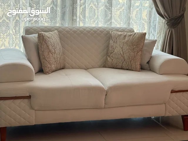 Living room full set - غرفة جلوس كاملة للبيع كنبة كبيرة بثلاثة مقاعد + كنبة بمقعدين + طقم من طاولتي