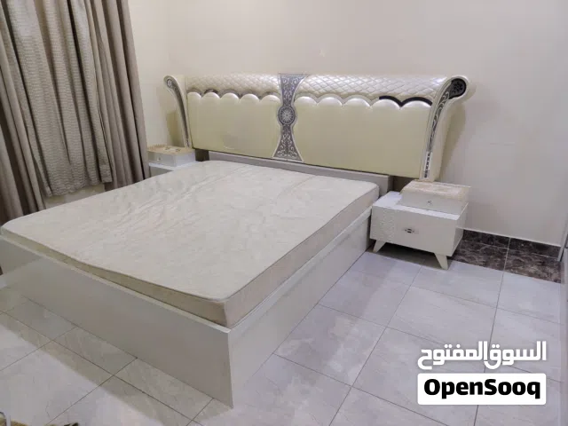 غرفه نوم كامله للبيع.. سرير مزذوج كبير و خزانه و اله تواليت.. و كمودينتين... البيع بسبب السفر.......