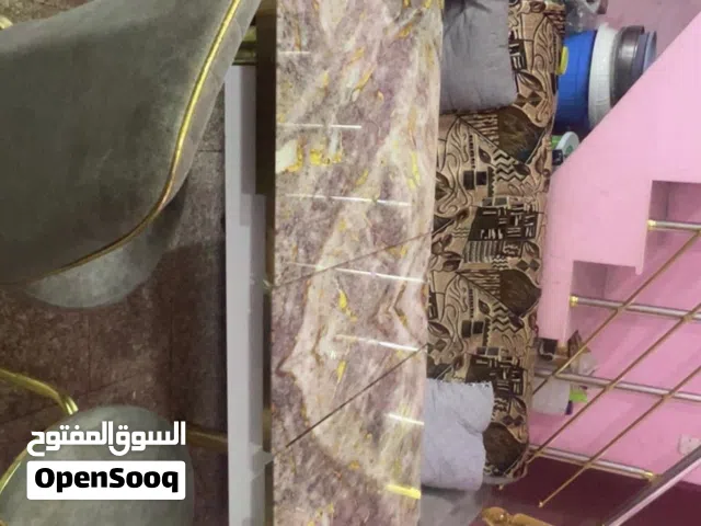 ميز مع ثلاث كراسي