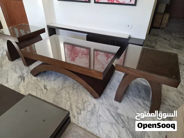 طاولة وسط خشبية مع طاولتين جانبيات