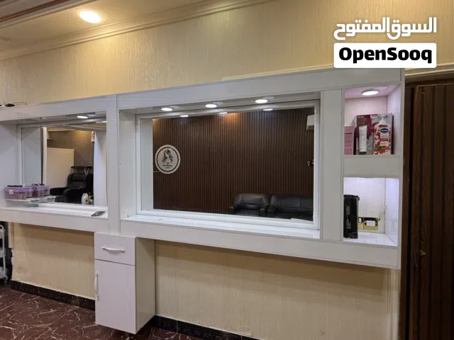 ديكور صالون حلاقه مستعمل وبحاله زينه