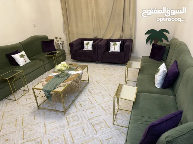 كنبين صغار واربع كبار وطاولة كبيرة واربع صغار وزوليه 4x5
