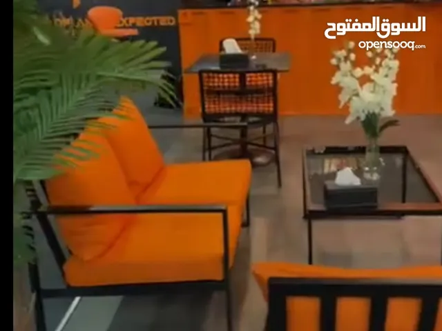 معدات كافتيريا كامله و شبه مستعمله,ثلاجات عرض و طاولات و كراسي و الكثير من المعدات و بريستا