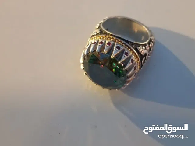 خاتم بلاديوم أسود نقش بحجر مويسانيت روسي مخرّج بالياقوت