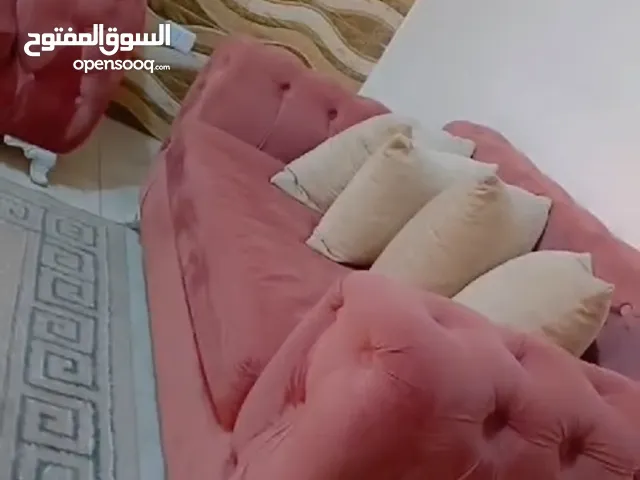 طقم كنب شبه جديد مكون من 7 مقاعد لون وردي وسكني