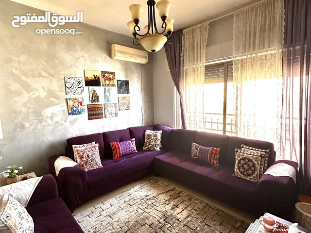 طقم كنب مخمل تسع مقاعد حرف L و ثنائية خشب سويد للبيع المستعجل بسبب الرحيل