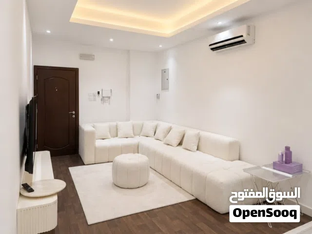 شقة جاهزة و مؤجرة للبيع، بدخل شهري ثابت ، مساحة 90 متر الخوض السابعة - الخط الأول