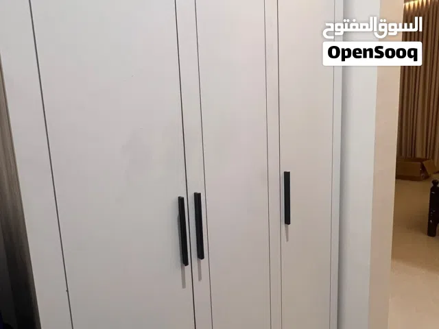 دولاب ملابس و الشنط و الاكسسوارات بحالة ممتازة للبيع