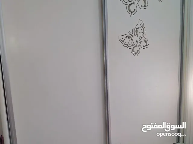 خزانه لاتيه بابين سحب  واطار زان مع مكتب خشب لاتيه  وكومدينة جرارين ومراية باضاءة