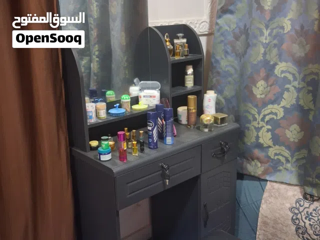 تسريحة ترتيب عطورات مستعمله شبه جديده ولا يوجد بها خدوش للجادين التواصل واتس فقط
