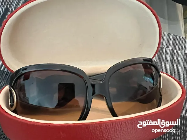 نظارة مستعملة بحالة جيدة، مع بعض الخطوط الخفيفة على العدسات قد تحتاج لتبديل.