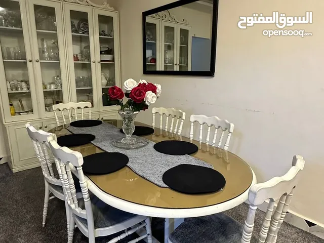 طاولة سفرة مع مدخل قابل (للتفاوض)