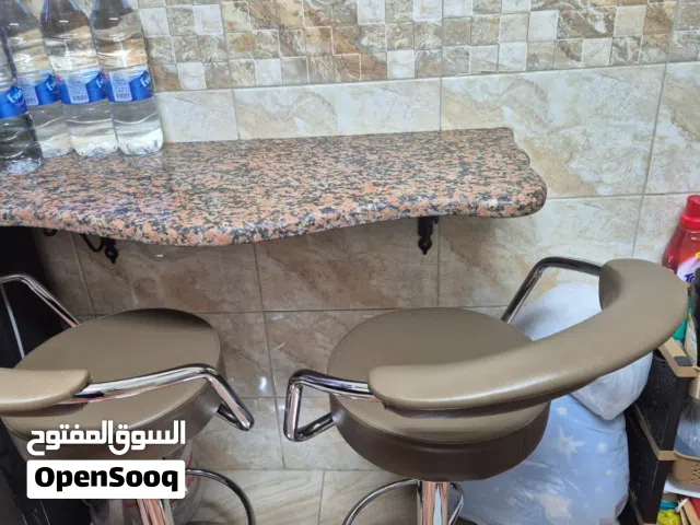 كراسي ستول استعمال بسيط مع طاولة رخام و قاعدتان