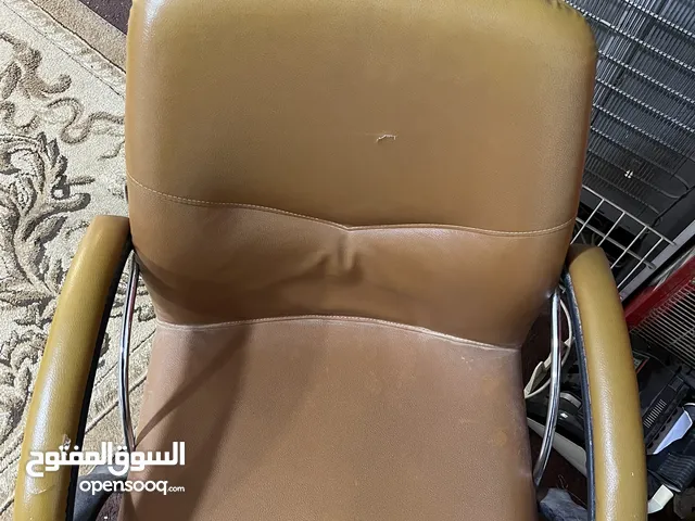 كرسي مكتبي نضيف جدا فيه تمزيقه بسيطه كيف ما موضح في الصوره