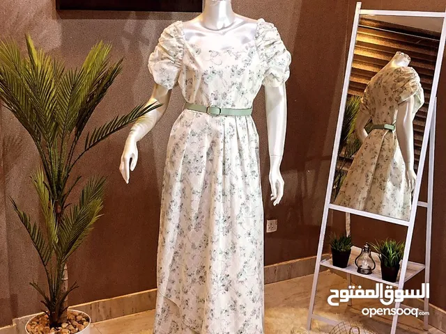لا أصحاب المشاريع النسائيه فرصه ولا احلا استثمر مالك في تشكيله من الفساتين الراقية ذو جوده عاليه