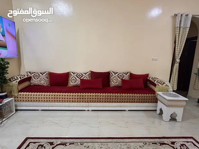 كنب مجلس رائع مع الطاولات