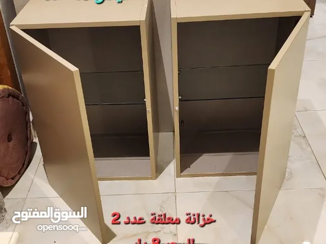 خزانتين خشب صغيرة مع رفوف