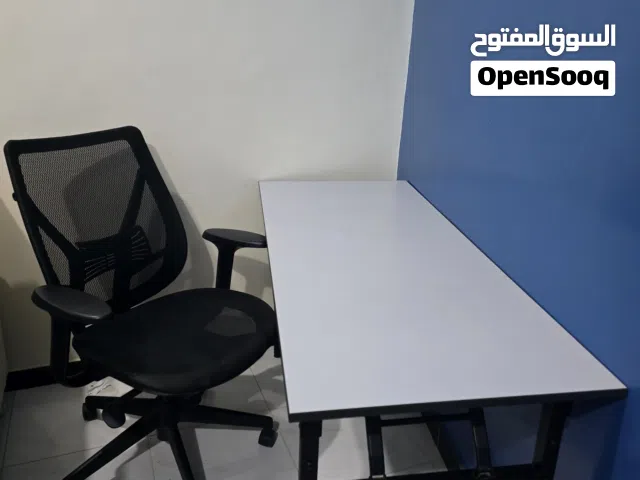 مكتب وكرسي طبي للبيع بحالة شبة جديدة