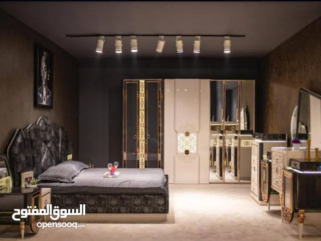 مودرن يركز على الفخامة، الأناقة، والراحة، مع خطوط انسيابية وتفاصيل راقية