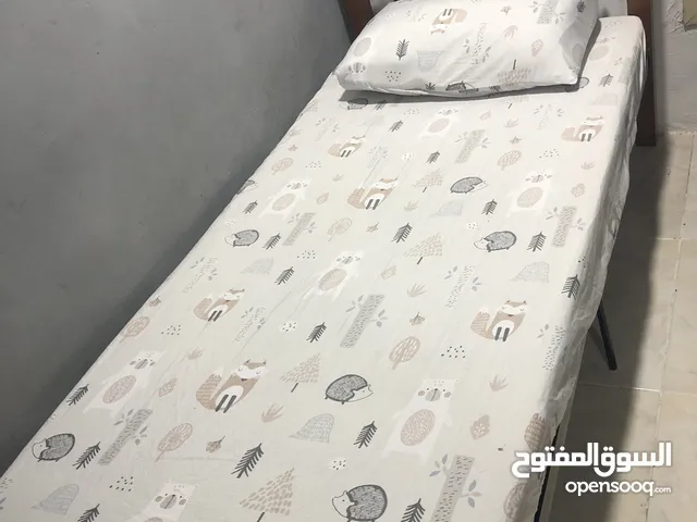 سرير مع مرتبه 90سم* 2متر  14دينار