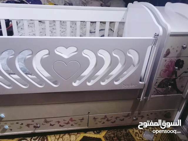 كاروك للبييع +مندر و مخدة اطفال + مزود بعجلات للتنقل بشكل اسهل