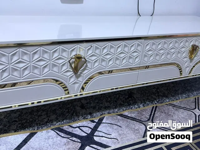 ميز تلفزيون وطاولة وسطية