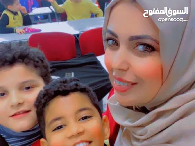 معلمة لتدريس وتأسيس اللغة العربية والانجليزية والرياضيات والعلوم