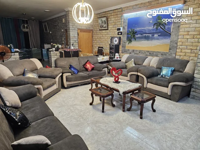 طقم كنبايات 8 مقاعد وطاولة و4طرابيزات