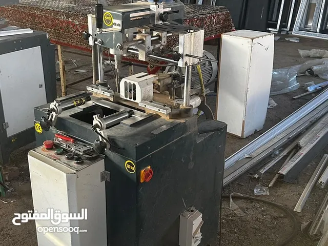 ورشة المنيوم و ال UPVC مع المكائن والعمال