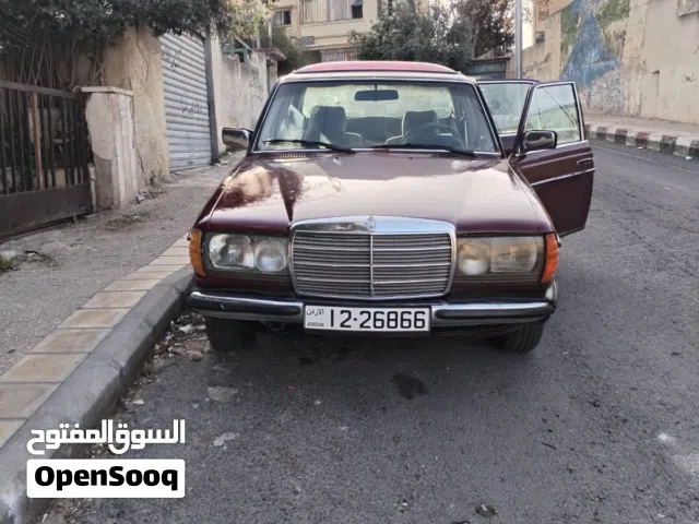 1982 مرسيدس بنز الفئة-E E 200