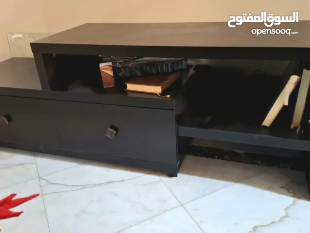 طاولة تلفاز او خزانة تلفاز ياتي عليها لوح زجاجي + رف حائط TV storage table dark color