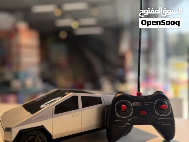 سيارة كهربائية مع ريموت شهيرة بتصميمها الزاوي والمعدني من شركة تيسلا