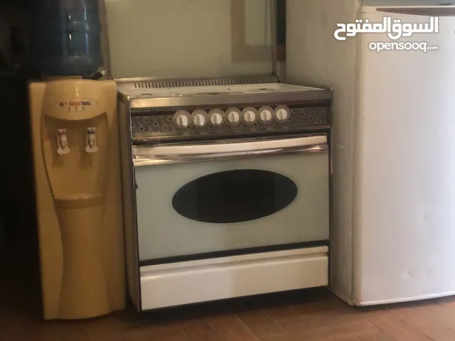 ثلاجه وفرن غاز بحاله ممتازه بسعر مغري بداعي السفر