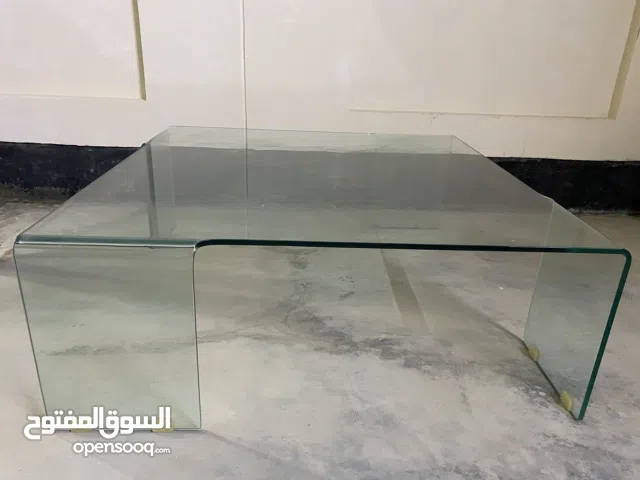 طاولة زجاج داخلية (متر وربع في متر وربع) 15 دينار وقابل