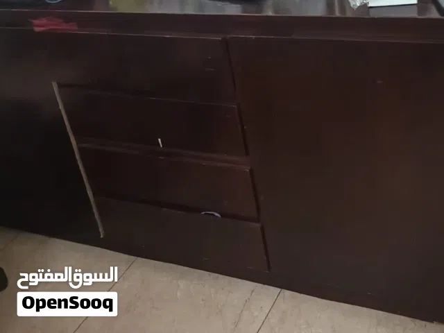 ادارج و خزاين و طاولات و مكتب