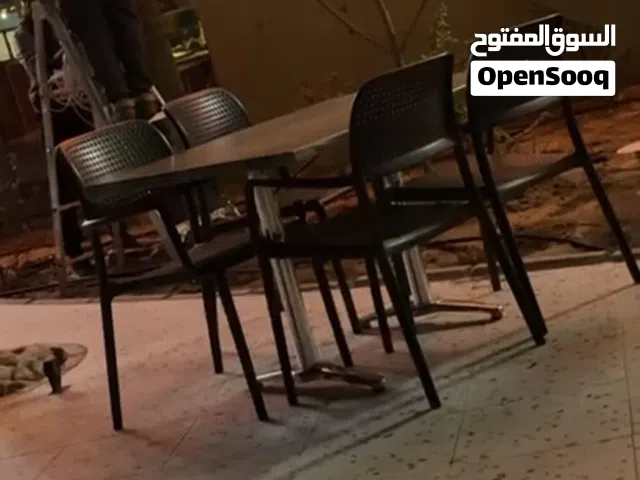 للبيع عدد29 طاولات مع كراسي عدد 125 نضاف جدا  مستعملين اقل من شهرين نضاف