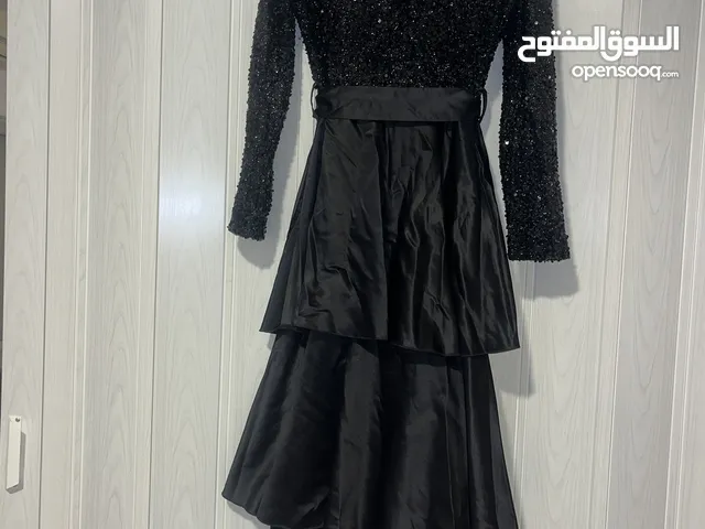 فستان سواريه أسود فخم بتطريز لامع وتنورة كشكش متعددة الطبقات – بحالة ممتازة